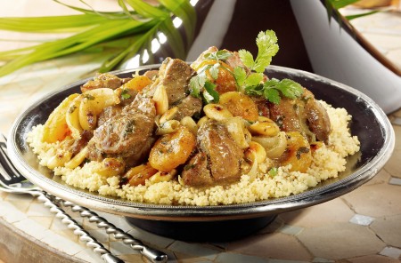 Tajine de pintade aux abricots et aux amandes